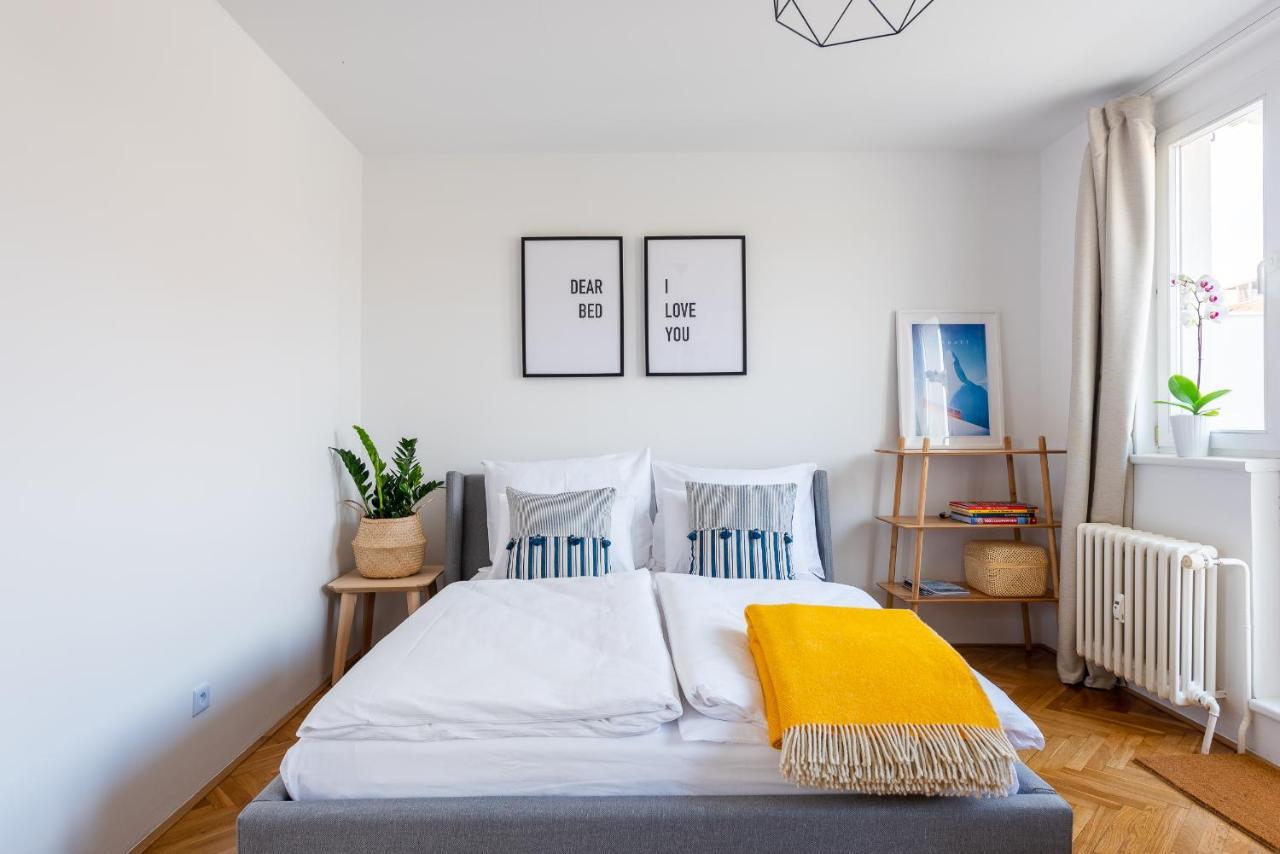 Apartment Bright Charming With Terrace, Parking & Airco. Prag