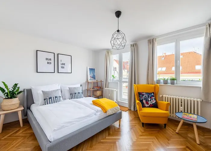 Bright Charming Apt With Terrace, Parking & Airco.